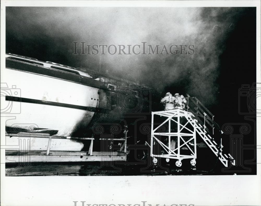 1986 Press Photo Yacht Fire, Irwin Yacht, Marine Corp, St Petersburg Florida - Historic Images