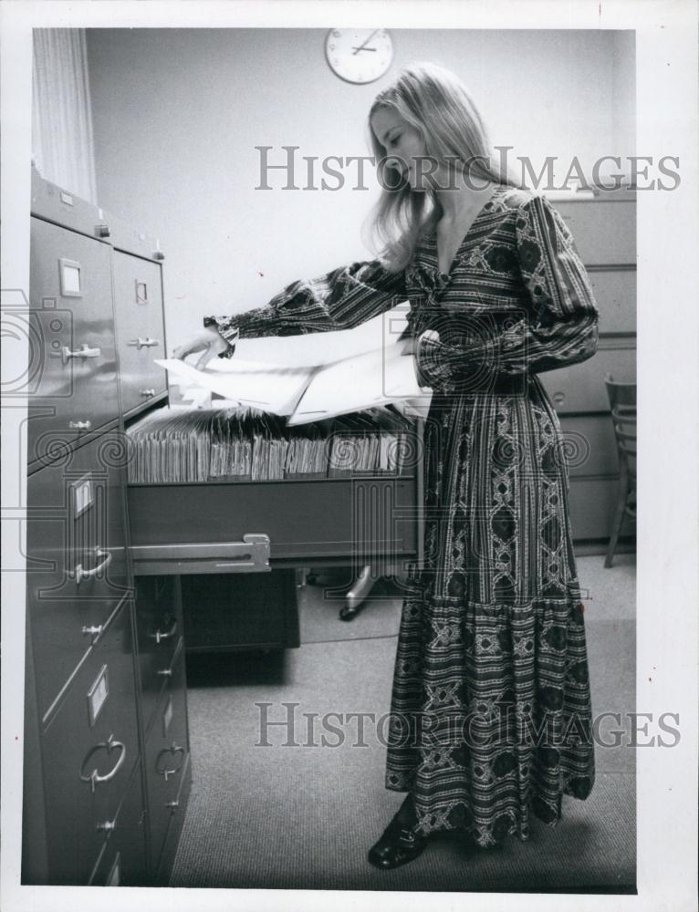 1971 Press Photo Christina Williams corporate clerk at First National Bank - Historic Images