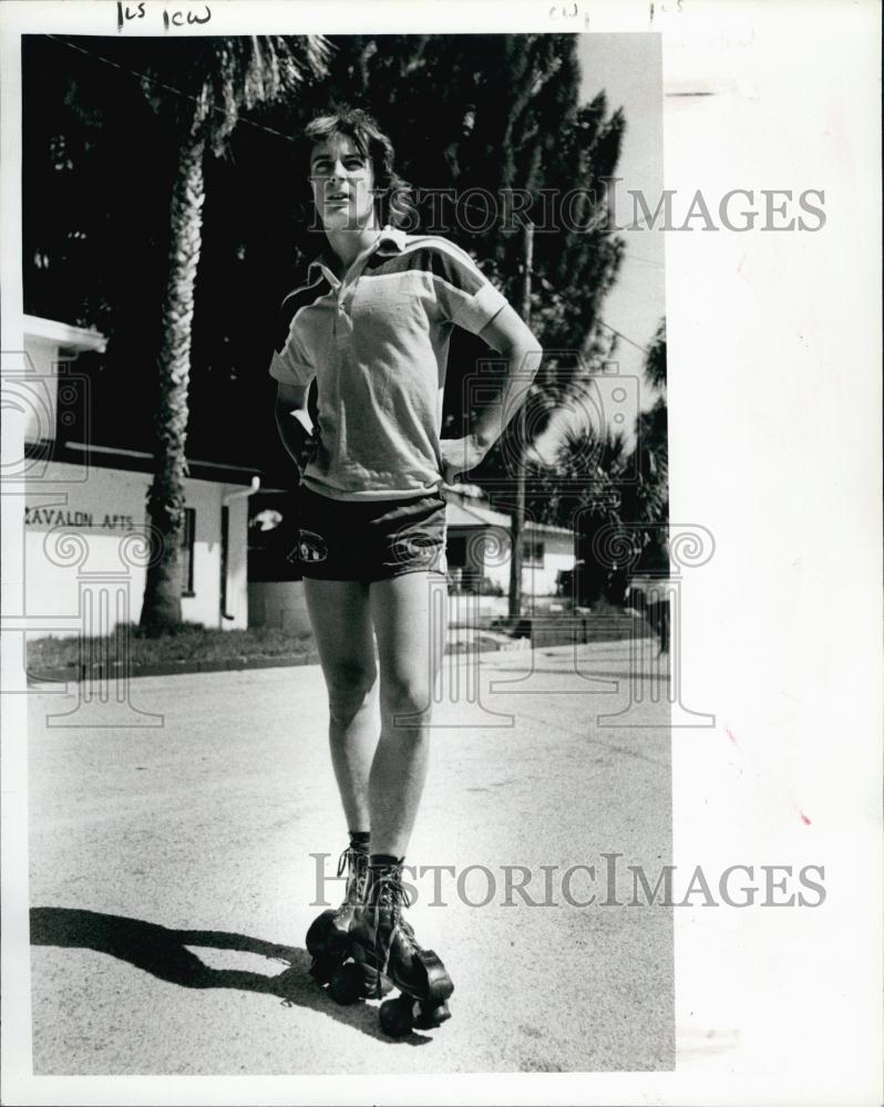 1980 Press Photo Mark Styno roller skates Clearwater sidewalks court - RSL62887 - Historic Images