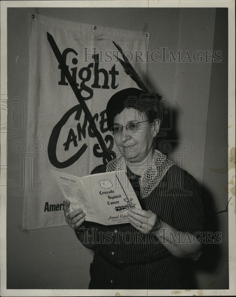 1952 Press Photo Ms Louis F Weider reads from &quot;Crusade Against Cancer&quot; - Historic Images