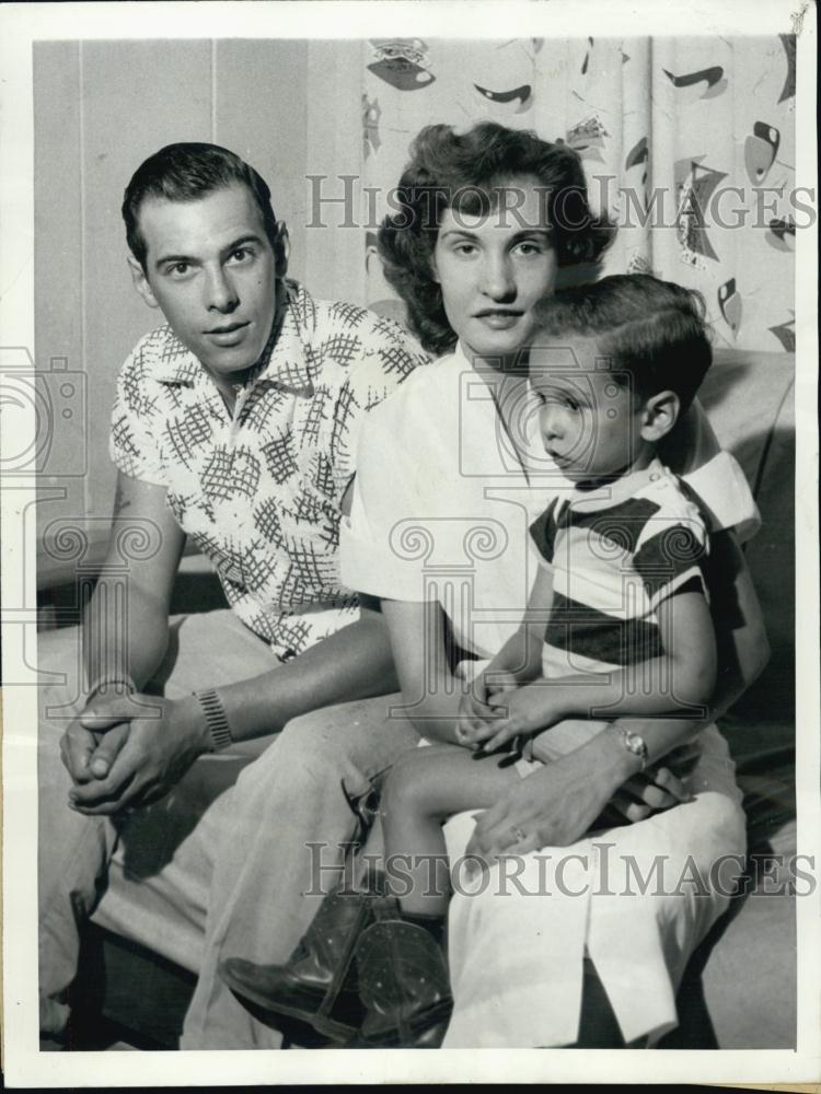 1956 Press Photo Enoch Arden Freed US Airman DC Schmidt with wife and son - Historic Images
