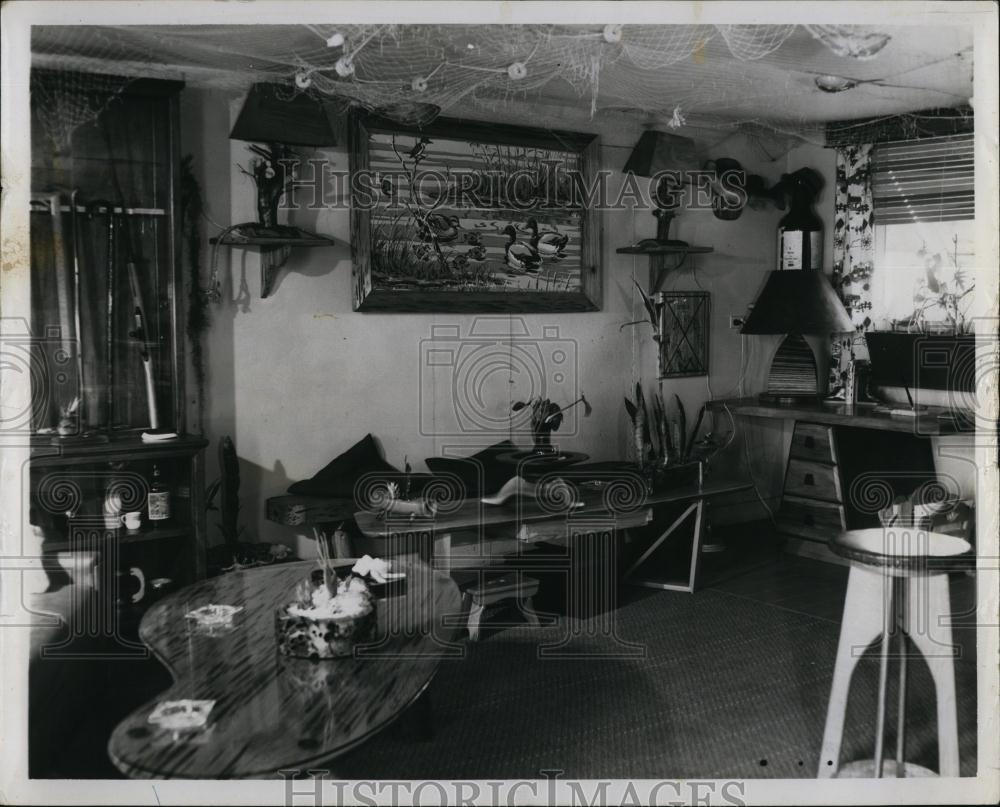 1954 Press Photo A Cypress bench with matching coffee table, Leo Traylor&#39;s home - Historic Images