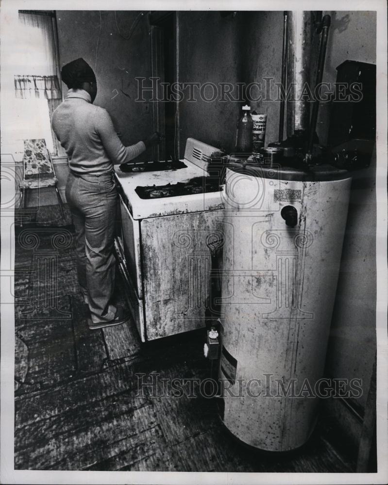 1979 Press Photo Pamela Few Warms Hands Over Stove As Only Source Of Heat - Historic Images