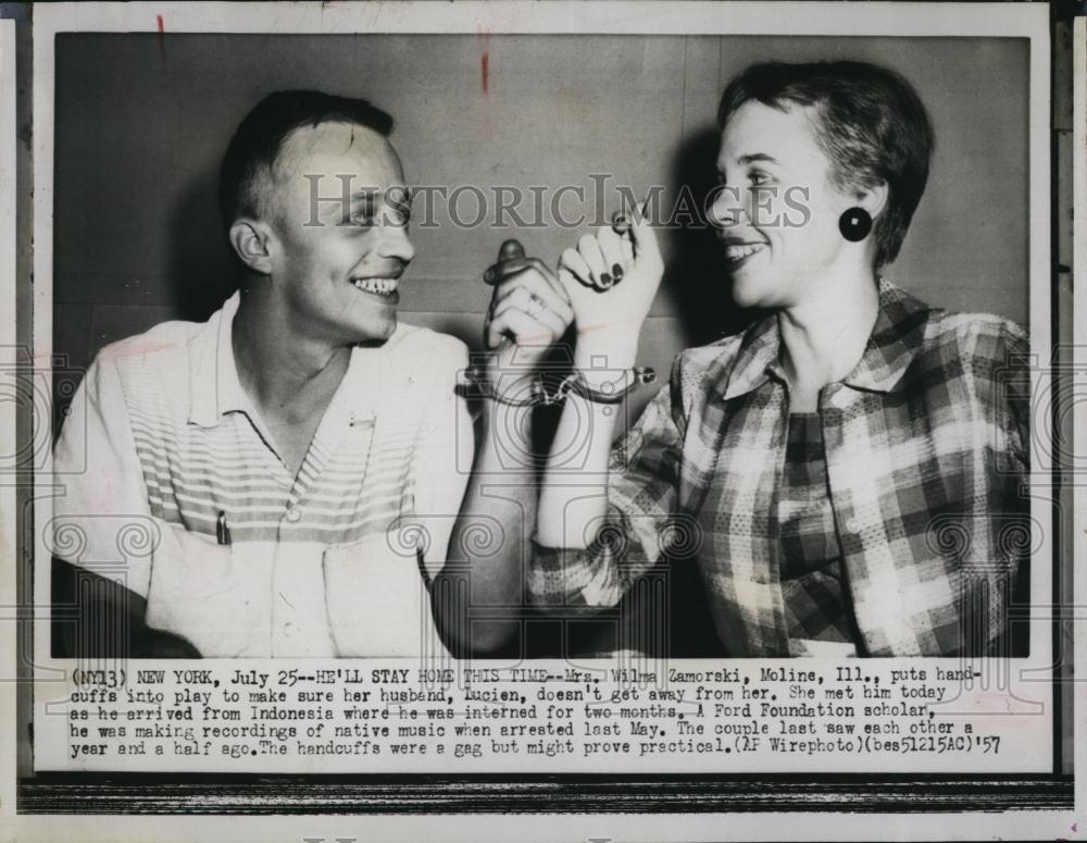 1957 Press Photo MrsZamorski handcuffs her husband a interned student in Ind - Historic Images