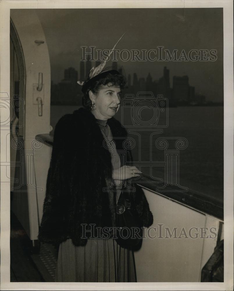 1953 Press Photo Mrs Esther Wilson Aboard SS Exeter 4-Ace boat - RSL93721 - Historic Images