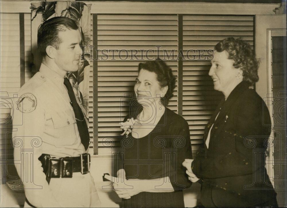 1953 Press Photo Florida Highway Patrolman W C Oliver talks safety - RSL69689 - Historic Images