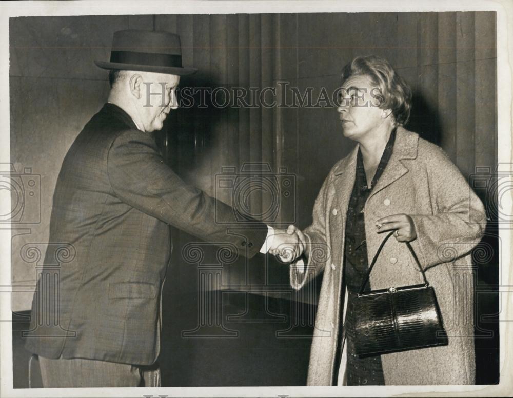 1965 Press Photo Mrs Michael Fivulli saying goodbye to attorney Moynahan - Historic Images