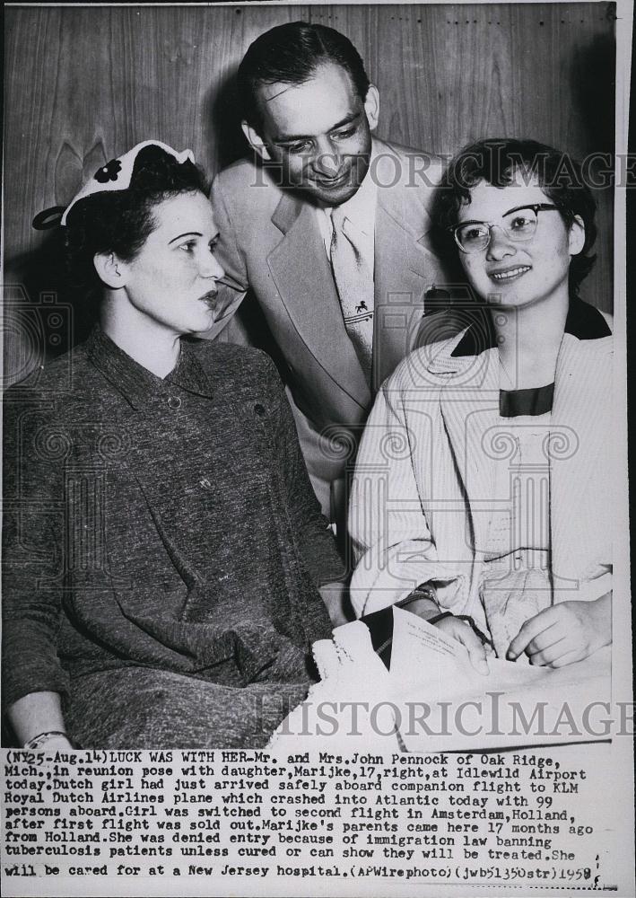 1958 Press Photo Marijke Pennock,reunited with her parents - RSL81583 - Historic Images