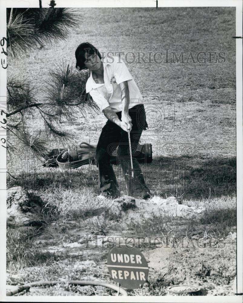 1973 Press Photo Golfer Mike Cannon Repairing Shot From The Rough - RSL63301 - Historic Images