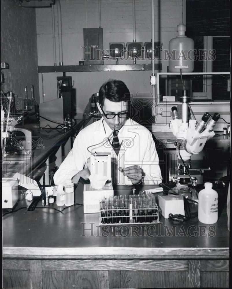 1967 Press Photo Dr Charles Robinson, Chief of Clinical Pathology in Cambridge - Historic Images