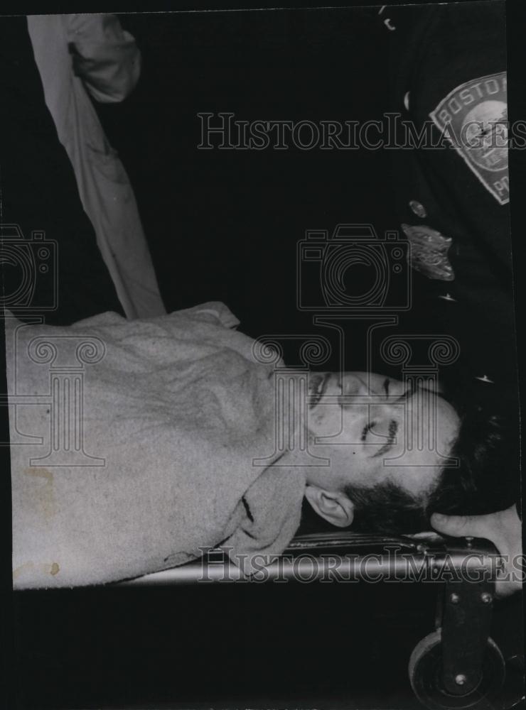 1962 Press Photo Gerard J Mahan on way to hospital after being stabbed - Historic Images