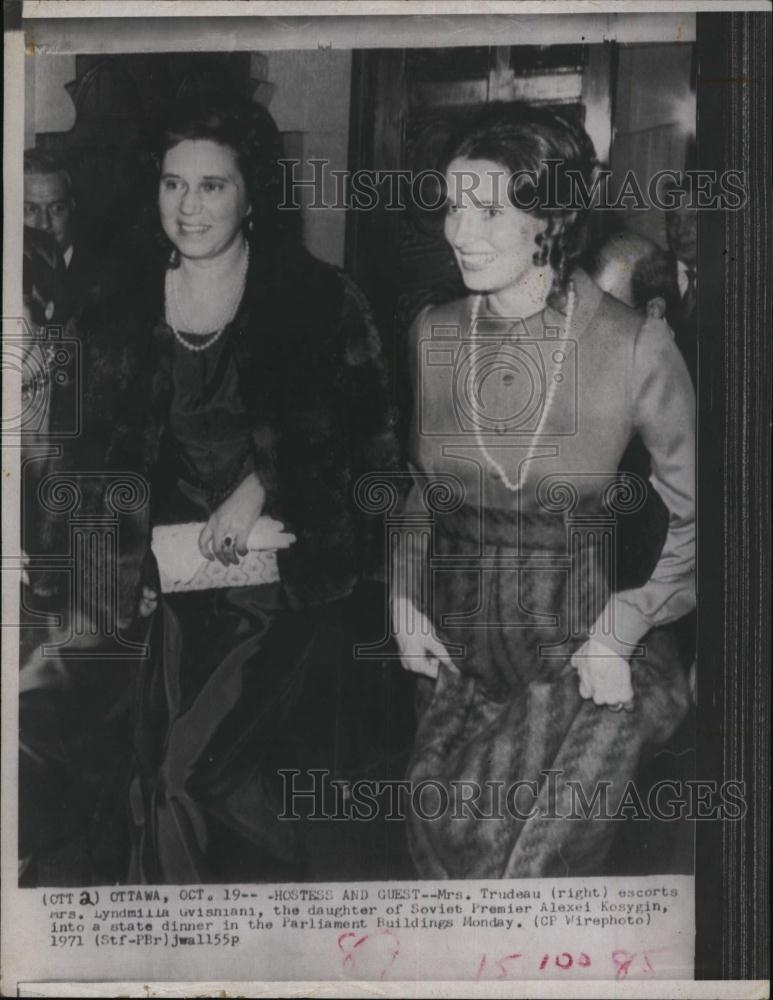 1971 Press Photo Mrs Trudeau escrots daughter of Alexei Kosgyin Parliament - Historic Images