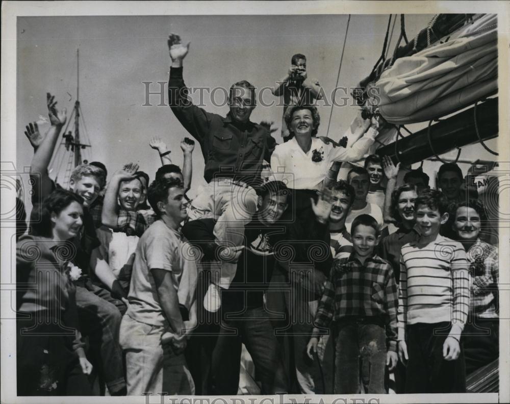 1949 Press Photo crew of brigantine Yankee lift capt - RSL84961 - Historic Images