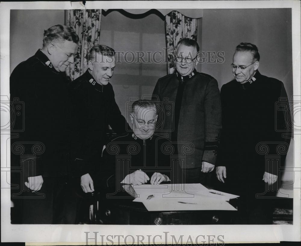 1956 Press Photo Salvation Army commends United Nations for attempts at peace - Historic Images