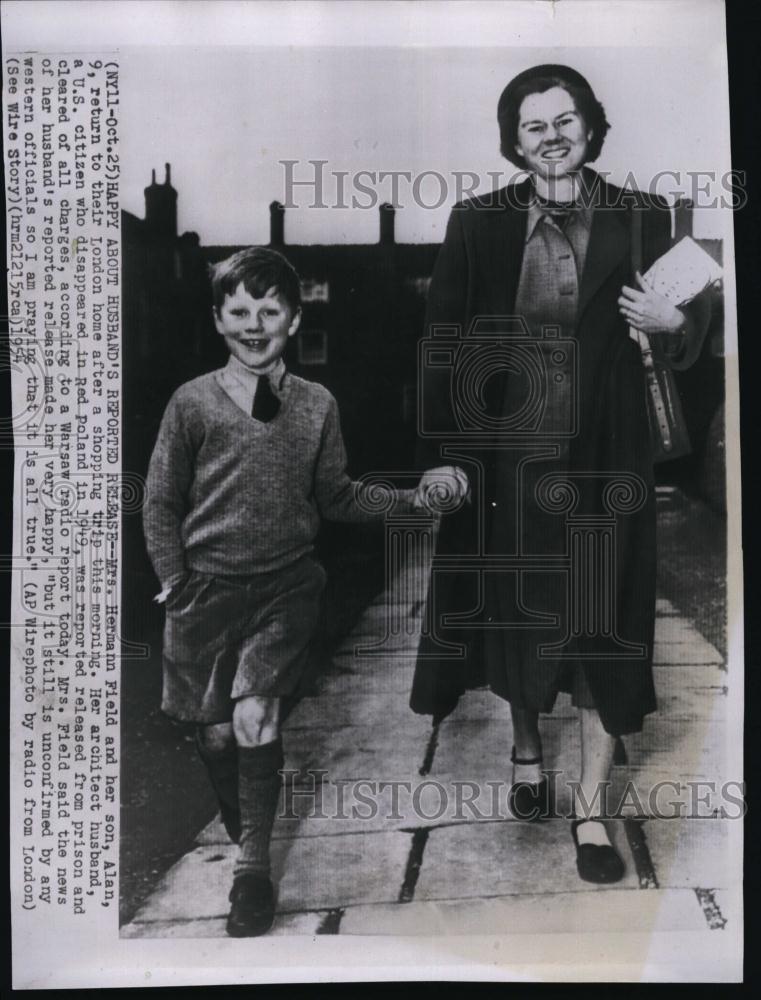 1954 Press Photo Mrs Herman Field & Son Alan very happy hearing that her husband - Historic Images