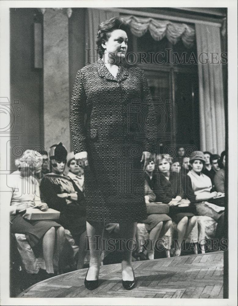 1965 Press Photo A Coat Dress For The Mature Woman At The Dom Modeley - Historic Images