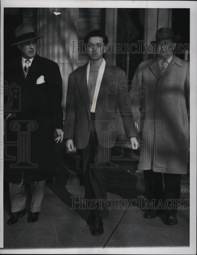 1947 Press Photo Thief Albert Cook Leaving Courthouse After Waiving Extradition - Historic Images