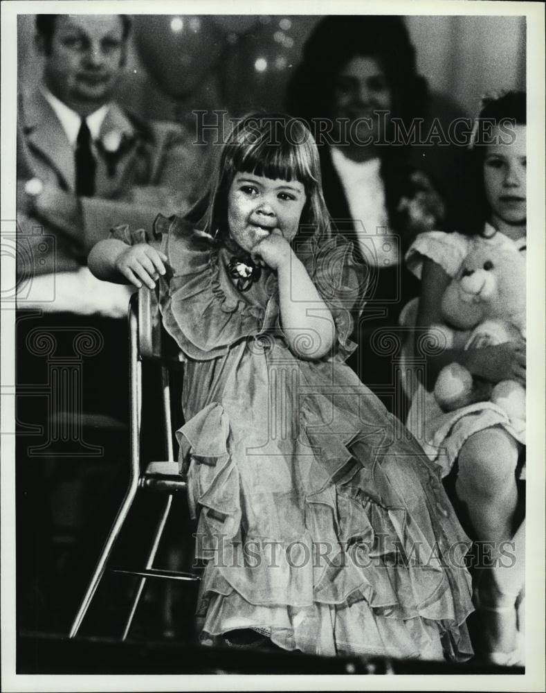 1984 Press Photo Lacey Smith Watches A Life Size Pooh Bear With A Birthday Cake - Historic Images