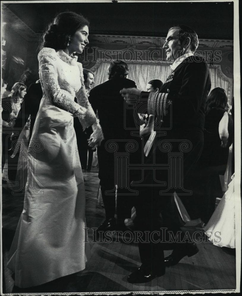 Press Photo Admiral Elmo Zumwalt dances with daughter - RSL40729 - Historic Images