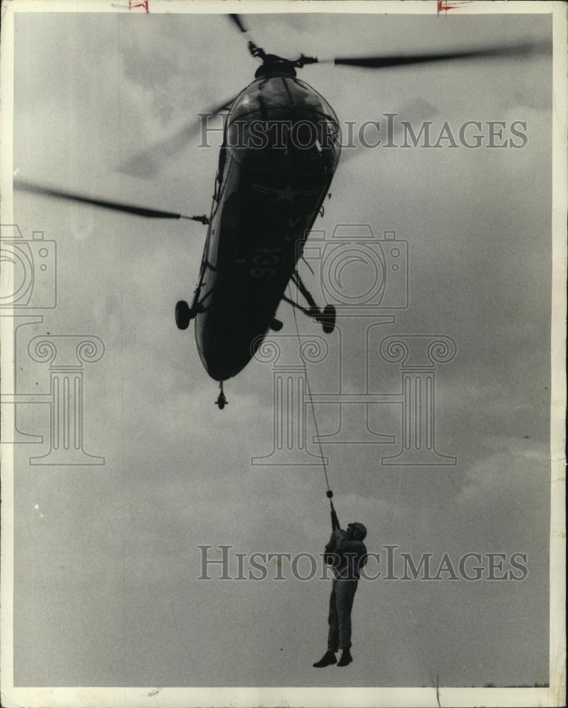 1955 Press Photo Dick Lamere &amp; Navy helicopter in training exercises - RSL45585 - Historic Images