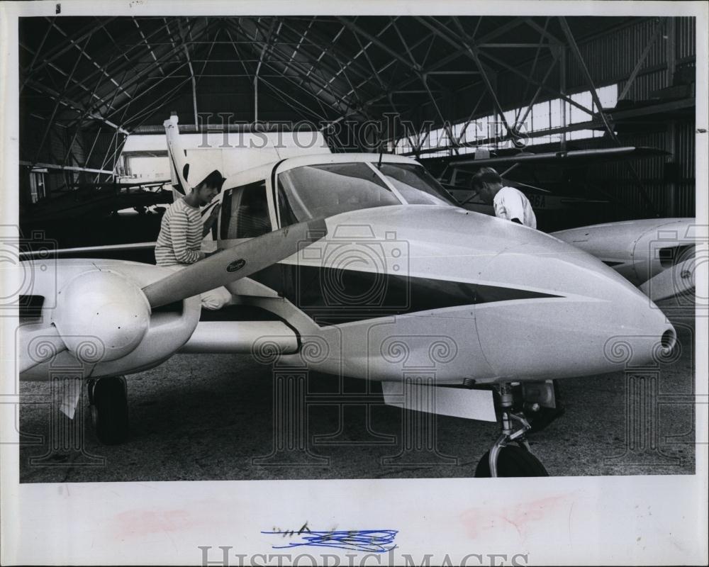 1955 Press Photo Linda and Mickey Twin Engine Commanche Palm Beach - RSL96515 - Historic Images