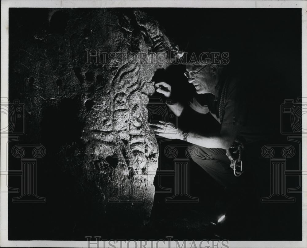 1981 Press Photo Roy Zeper examined wall carving in Mexican Cave - RSL97675 - Historic Images