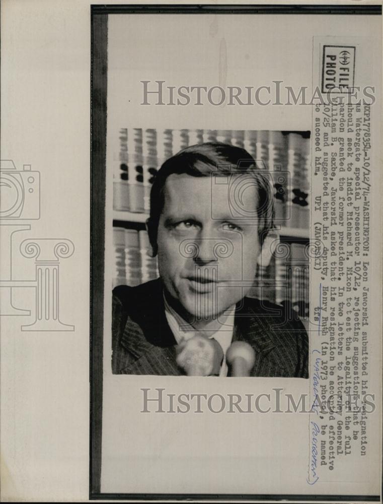 1974 Press Photo Watergate Prosecutor Leon Jaworski Resigns His Post - RSL63077 - Historic Images