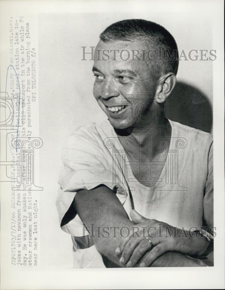 1966 Press Photo Major Robert Coyle USAFR parachuted from burning plane - Historic Images