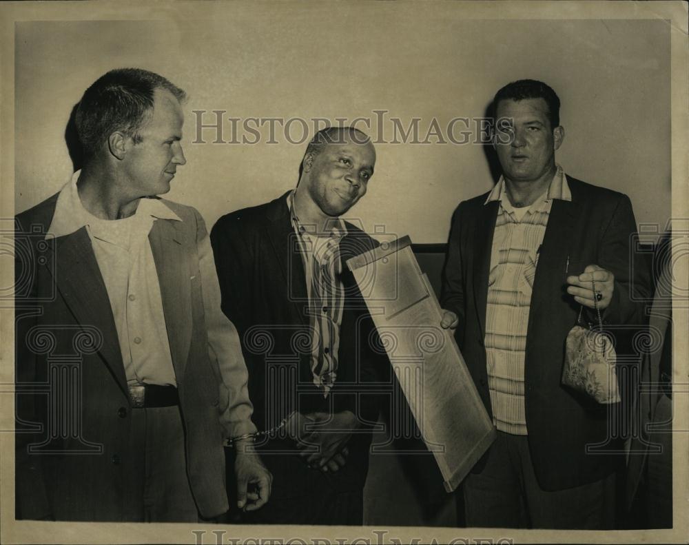 1958 Press Photo Detective Edward Walsh Vernon A Daniels Rapist Thomas - Historic Images