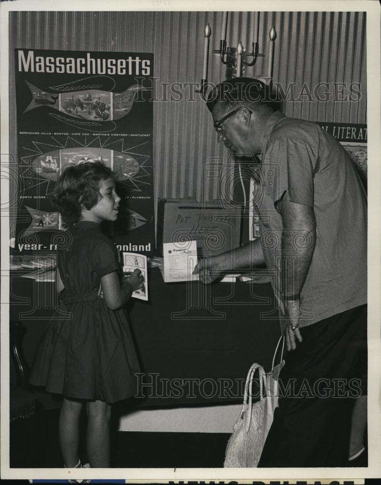 1963 Press Photo George Wells and Eva Smith at vacation promotion - RSL44249 - Historic Images