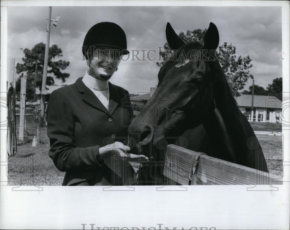 1989 Press Photo Debbie Callan,&amp; horse Fritz for a competition - RSL96135 - Historic Images