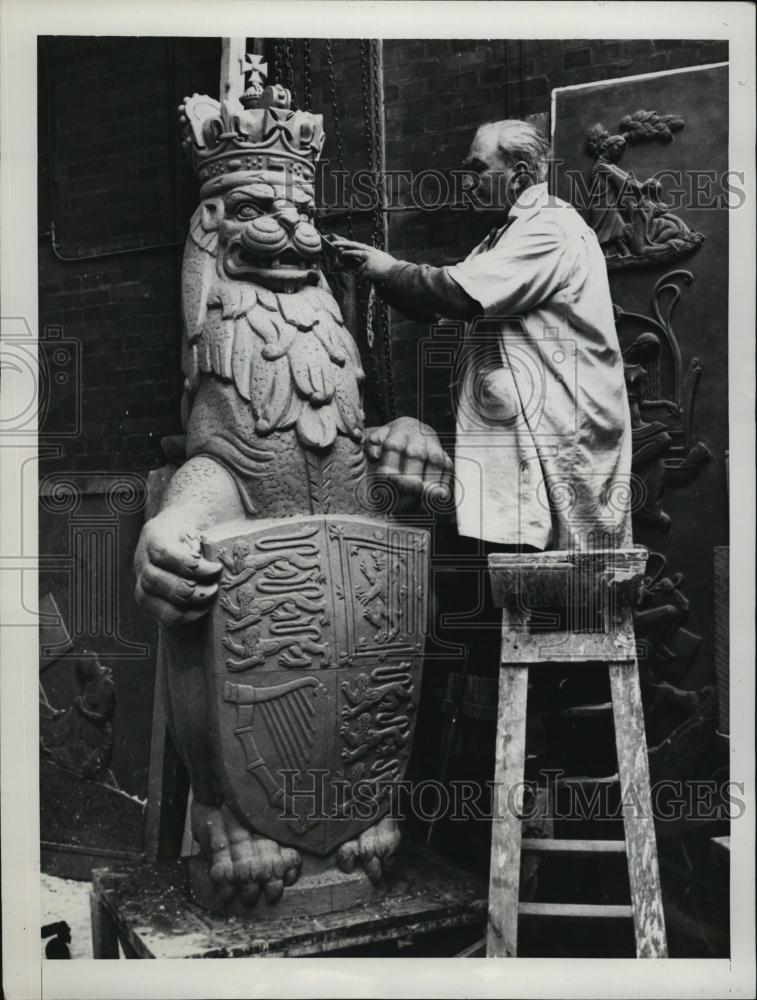 1953 Press Photo Sculptor James Woodford &quot;The Lion of England&quot; - RSL47239 - Historic Images