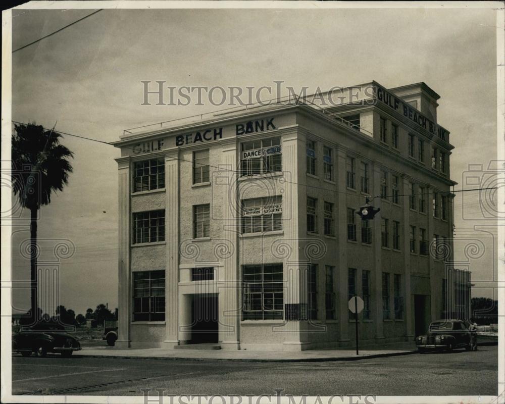 Press Photo Gulf Beach Bank in a Florida town - RSL69177 - Historic Images