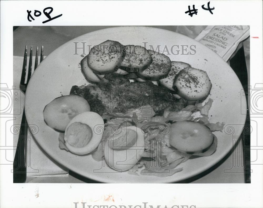 1982 Press Photo Barbeque Chicken breast and vegetables Restaurant Giggys Cafe - Historic Images
