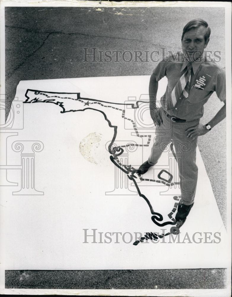 1970 Press Photo Senator Lawton Chiles Standing Astride Of Florida Map - Historic Images