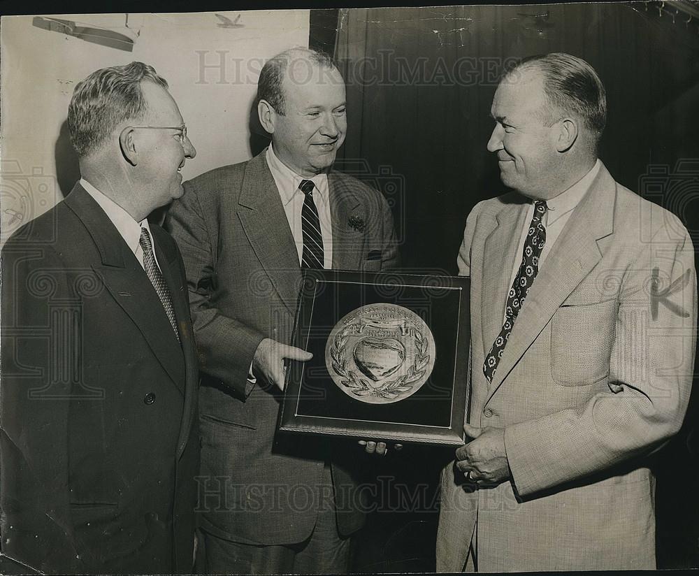 1953 Press Photo sportscaster Jim Britt get Variety Award from Mayor John Hynes - Historic Images