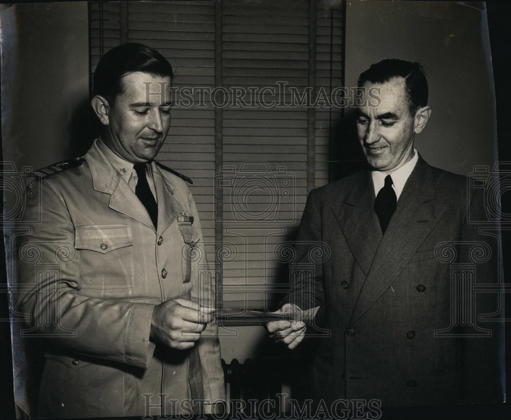 Press Photo Commander H J Tiedemann And Bill Davenport In Meeting - RSL97833 - Historic Images