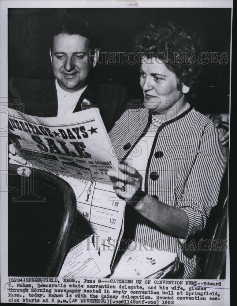 1962 Press Photo Delegate Edward T Mahon & Wife Reading Newspaper - RSL83325 - Historic Images