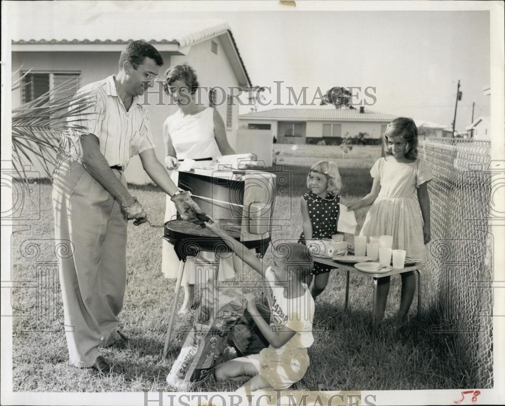 1957 Press Photo Dr &amp; Mrs Dan Weinberger &amp; Children - RSL67935 - Historic Images