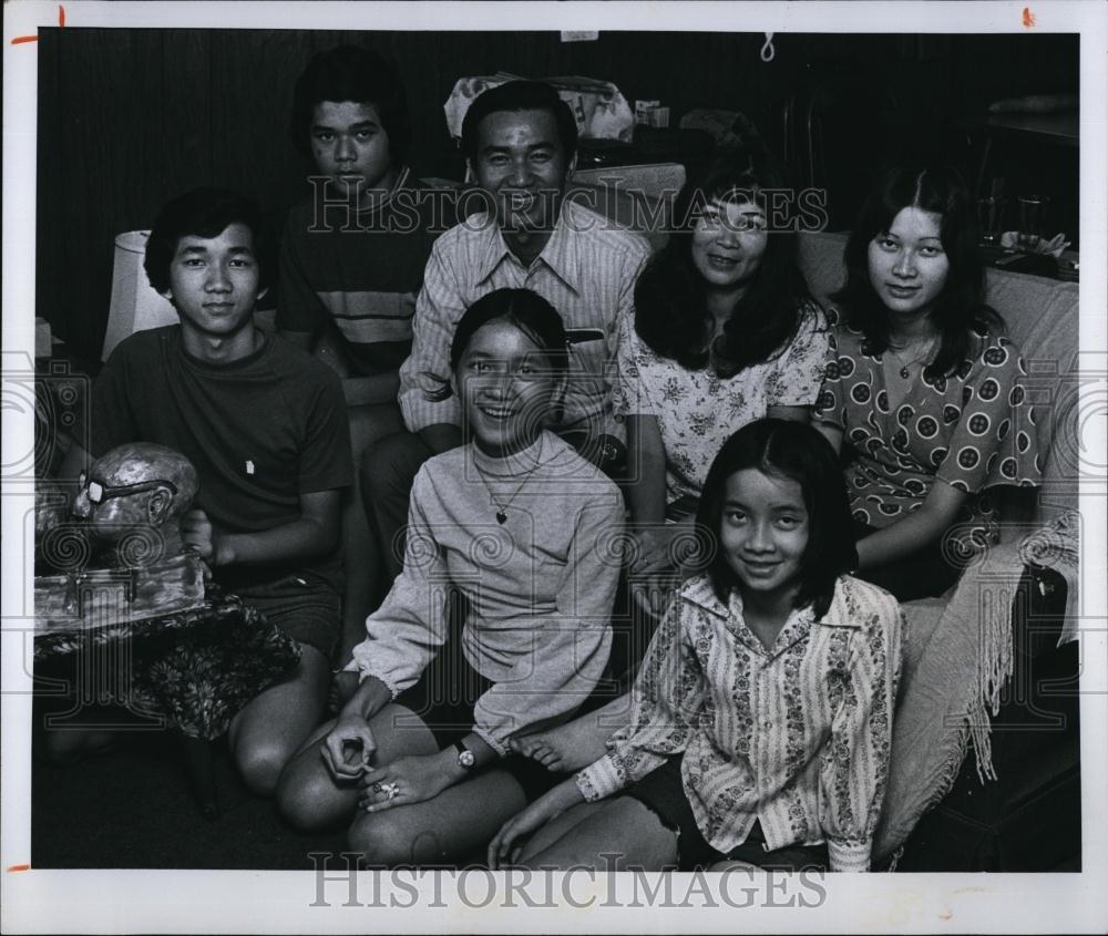 1975 Press Photo 14 year old Vietnamese refugee Josephine Tran - RSL99219 - Historic Images