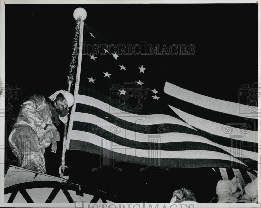 1984 Press Photo Pole-Sitter David Werder With Flag Atop Perch - RSL67211 - Historic Images