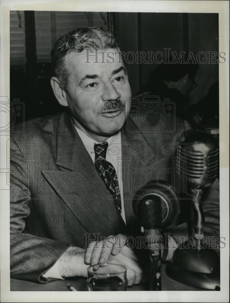 1947 Press Photo Harold Weeks War Investigating Committee Plane Stockholders - Historic Images