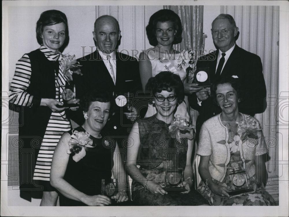 1964 Press Photo Gretchen Backes,present award to John Hancock Insurance - Historic Images