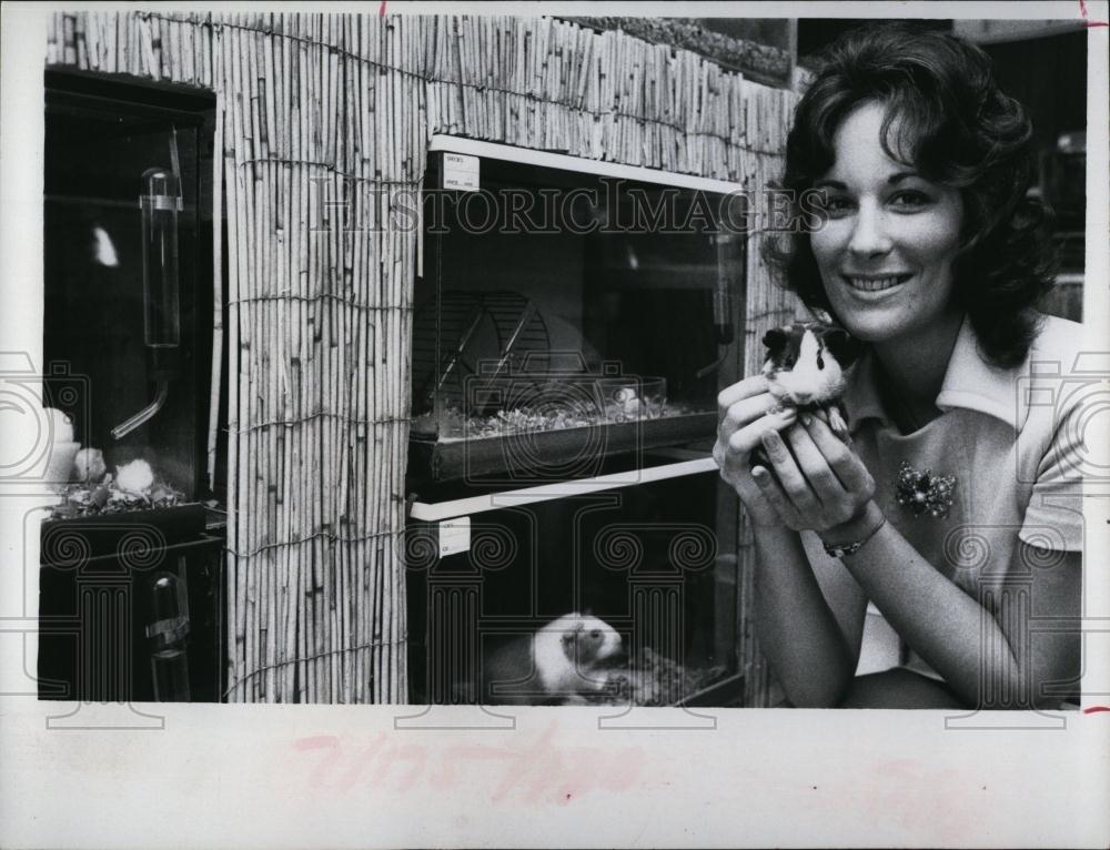 1972 Press Photo Bonnie Mitchel, Pet Shop Owner - RSL98725 - Historic Images