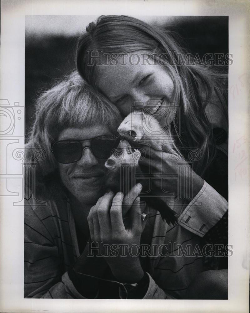 1972 Press Photo Bob Banell Kathy Gustafson pet ferrets - RSL94073 - Historic Images