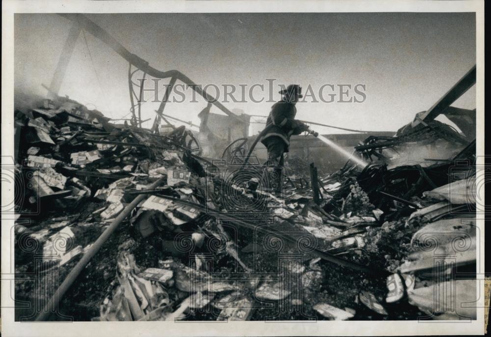 1976 Press Photo Hood Dairy warehouse fire in St Pete&#39;s , Florida - RSL68925 - Historic Images