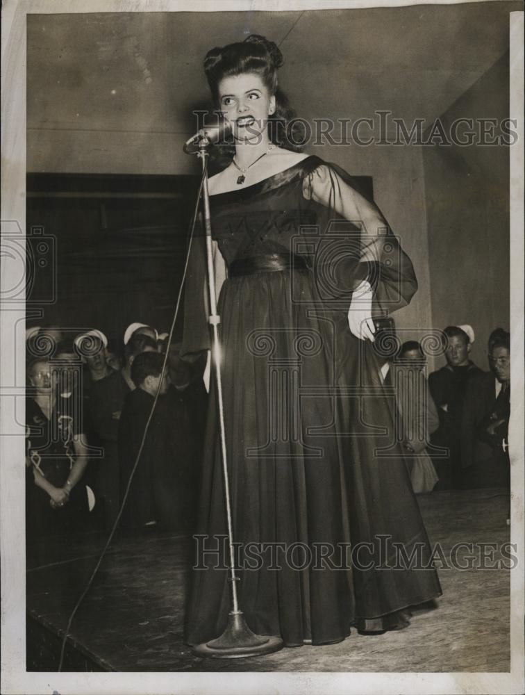 1944 Press Photo Shaye Coogan Performing Song - RSL42101 - Historic Images
