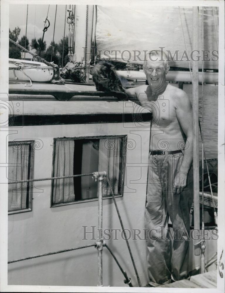 1955 Press Photo Captain Frank Porter &amp; Cat Minnie - RSL64975 - Historic Images