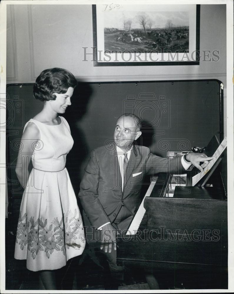 1964 Press Photo Ellen Warren w/ Lee Daniels practicing for &quot;Miss America&quot; - Historic Images