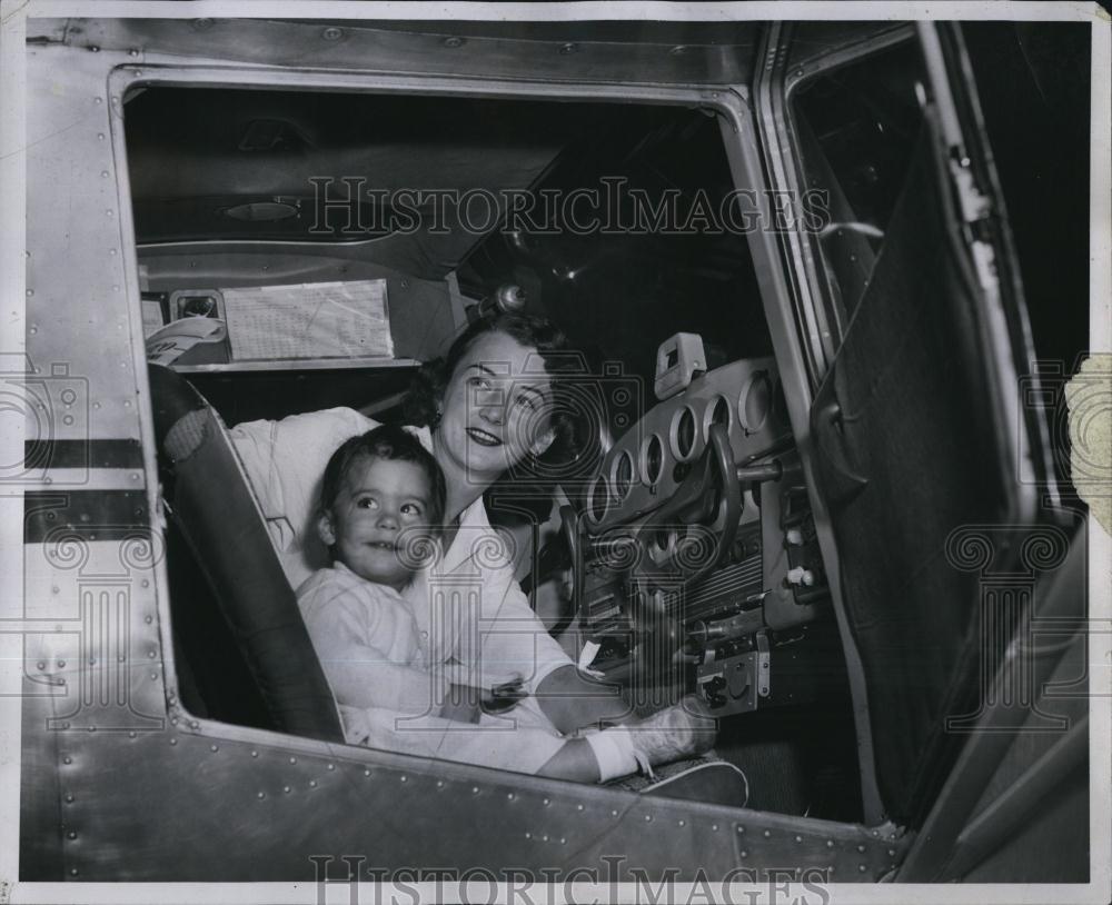 1957 Press Photo MrsAnna Baddaur with Cindy in control panel of Cessna - Historic Images